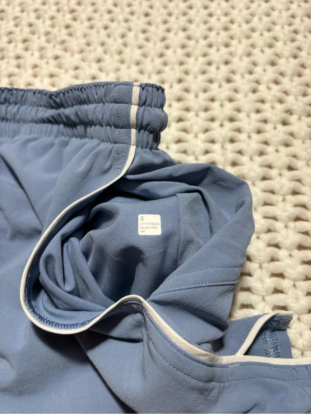 lululemon blue willow/white lightweight relaxed short 3” long liner size 6
